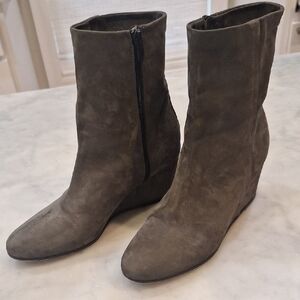 Vince Wedge Hidden Heel Italian Suede Short Boots Grayish Brown Sz 9.5M‎ Boho